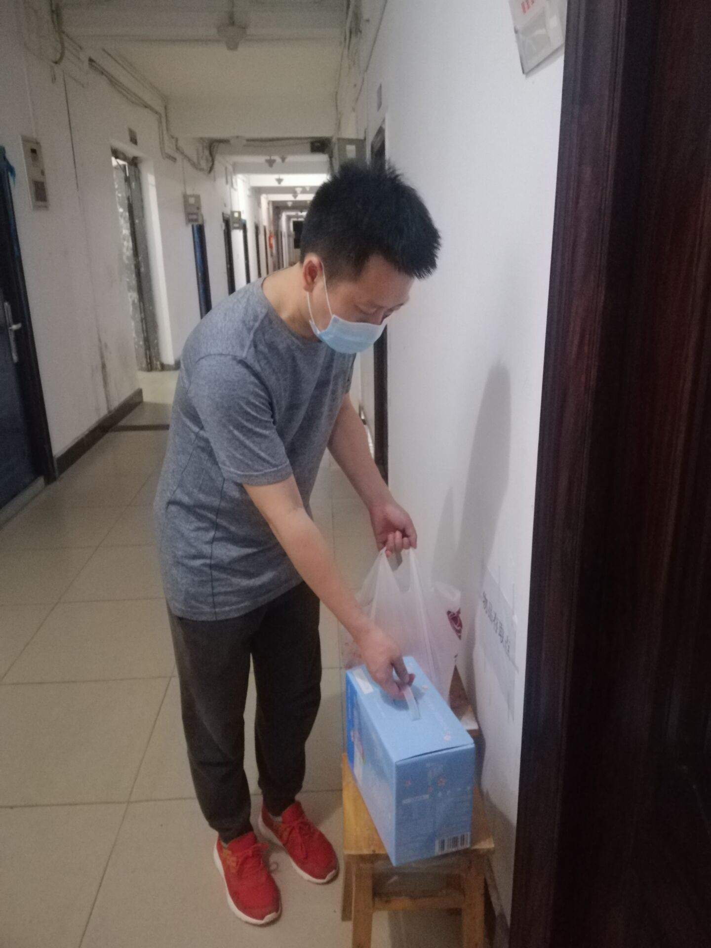 老师给员工送爱心礼包 (1).jpg