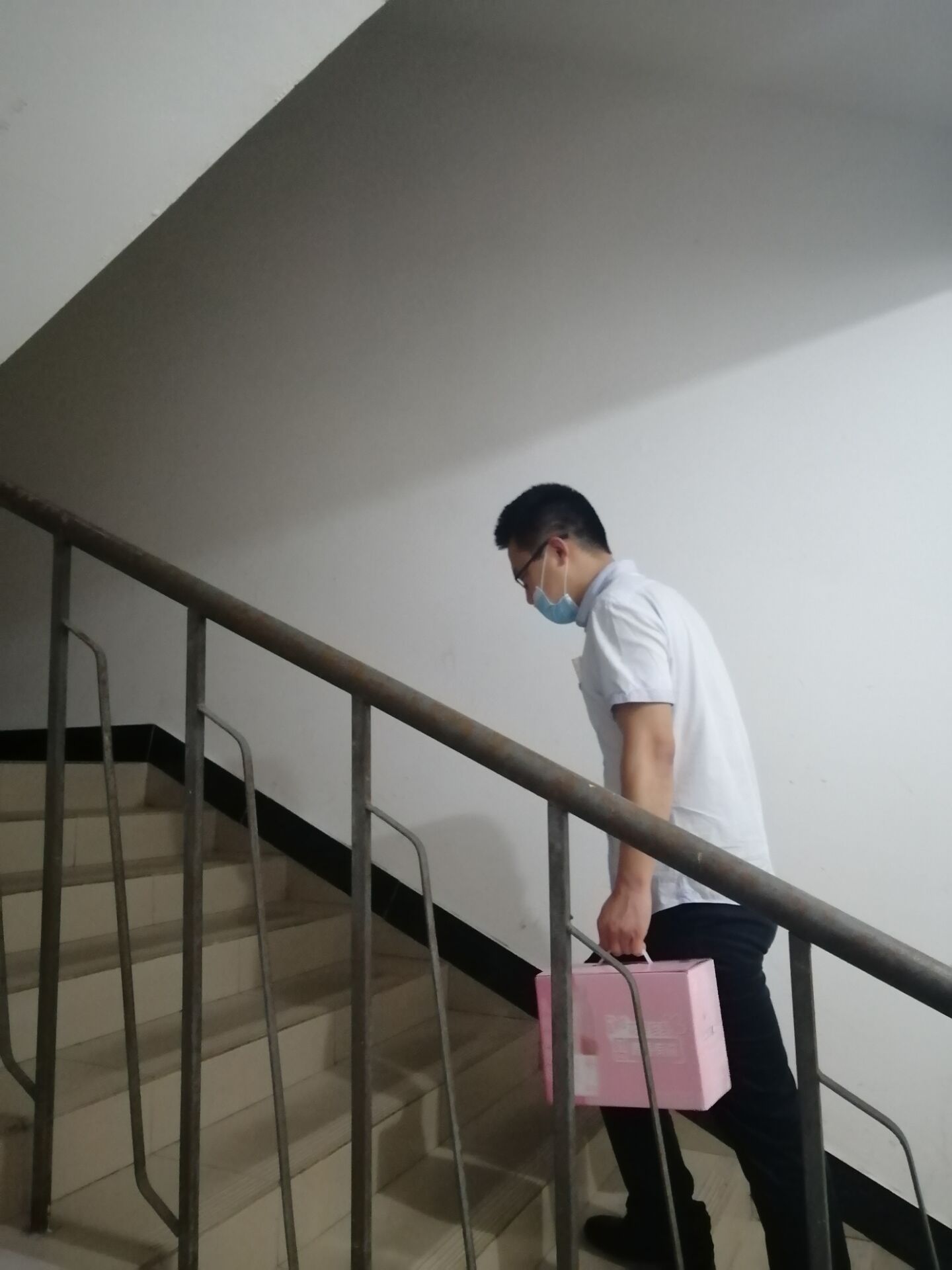 老师给员工送爱心礼包 (2).jpg